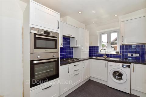 2 bed property, in Main Road, £275,000