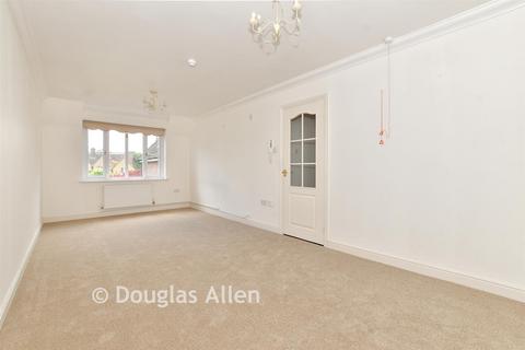 2 bed property, in Main Road, £275,000