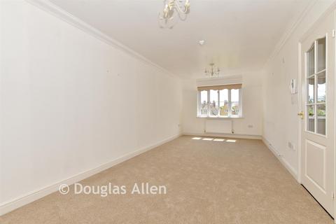 2 bed property, in Main Road, £275,000