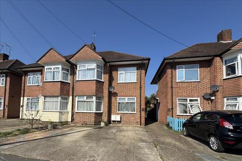 2 bed property, in Amesbury Road, £185,000