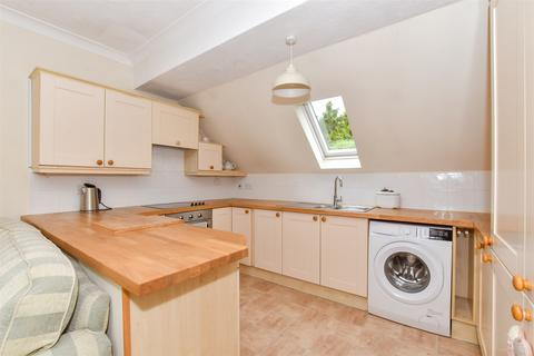 2 bed property, in Chapel Road, £200,000