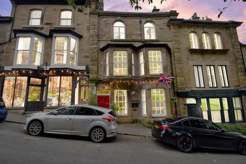 5 bed property, in Crescent View, £595,000