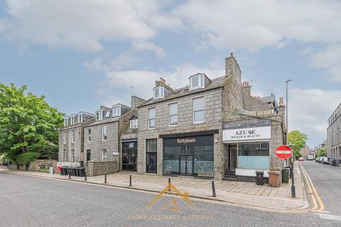 2 bed property, in Crown Street, £90,000