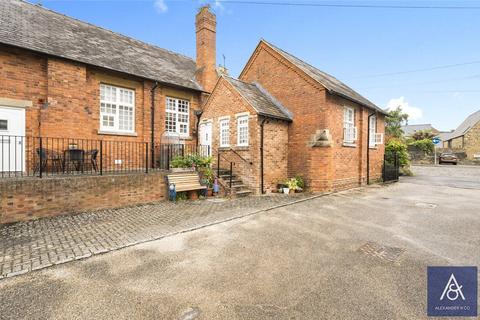 2 bed property, in Hill Street, £245,000