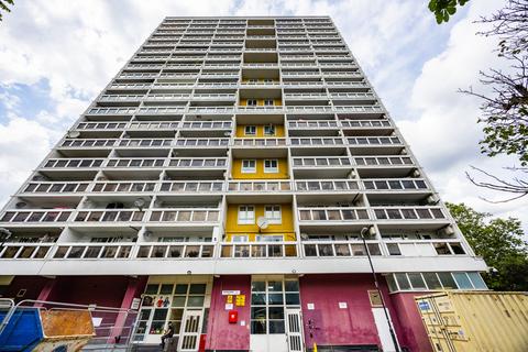 2 bed property, in Chiltern Road, £250,000