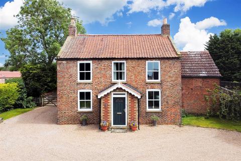 4 bed property, in Bielby, £695,000