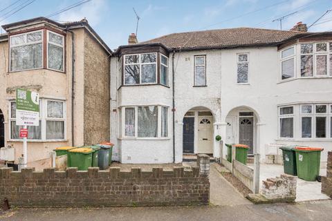 1 bed property, in Church Road, £200,000