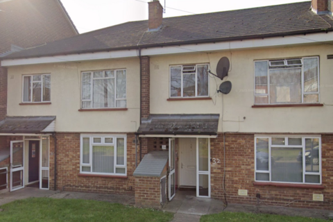 2 bed property, in Harmondsworth Road, £250,000