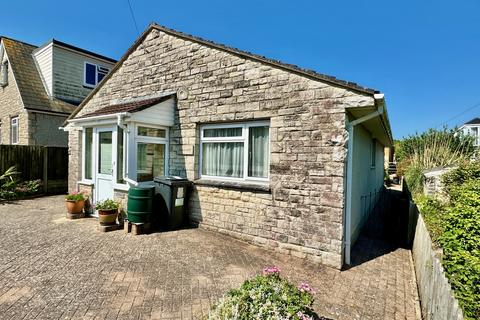 2 bed property, in Hill View Road, £425,000