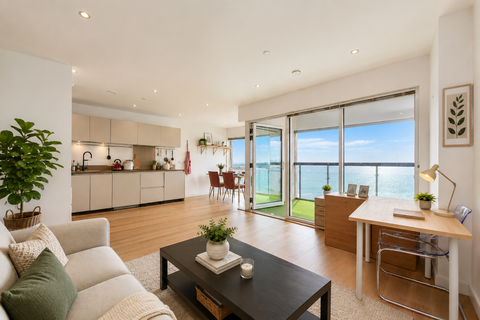 2 bed property, in Lotus House, £550,000