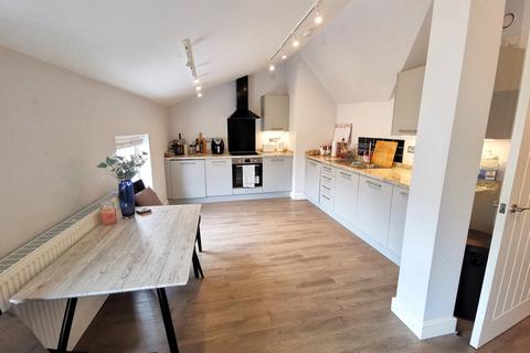 1 bed property, in Litten Tree House, £160,000