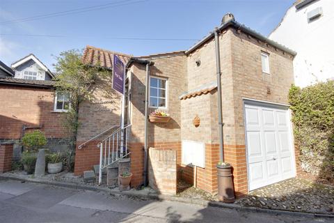 2 bed property, in Hogg Lane, £197,000
