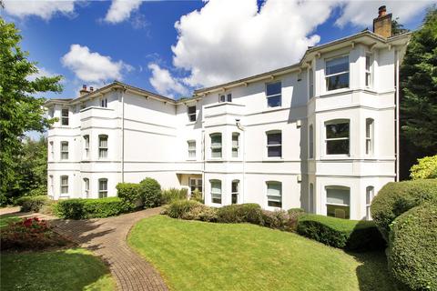 3 bed property, in Beaumont Court, £395,000