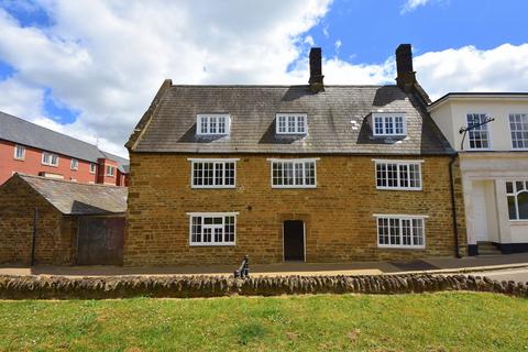 4 bed property, in Causeway, £395,000