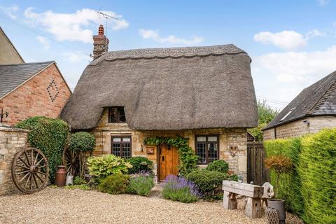 2 bed property, in Tredington, £575,000