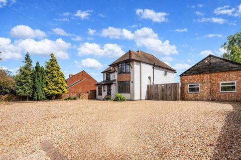 4 bed property, in Buckingham Road, £825,000