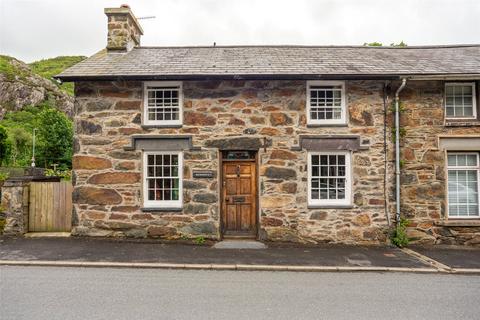 2 bed property, in Gwynant Street, £300,000