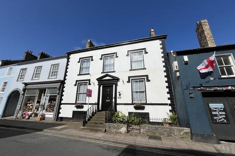 6 bed property, in Queen Street, £585,000