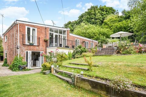5 bed property, in Newbury Road, £800,000