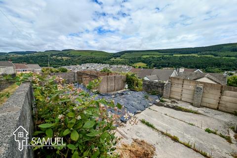 Studio, in Land, £35,000