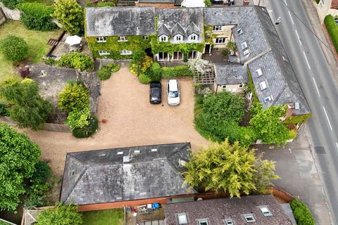5 bed property, in High Street, £1,000,000
