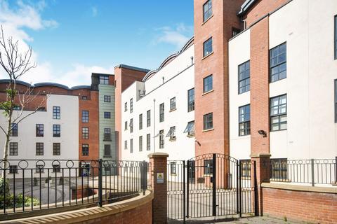 2 bed property, in Curzon Place, £150,000