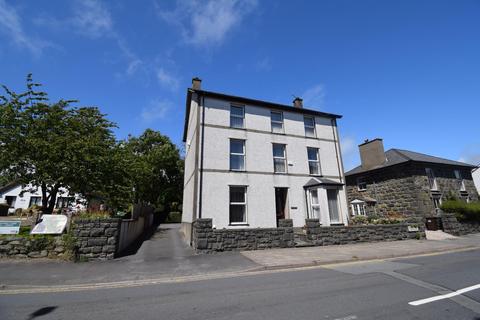 6 bed property, in High Street, £385,000