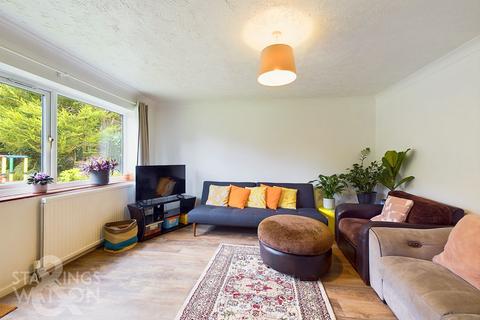 2 bed property, in Burgess Way, £250,000