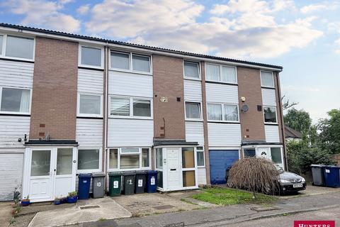 4 bed property, in Oxford Gardens, £900,000