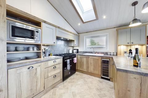 2 bed property, in Hill Top Hideaway, £170,000