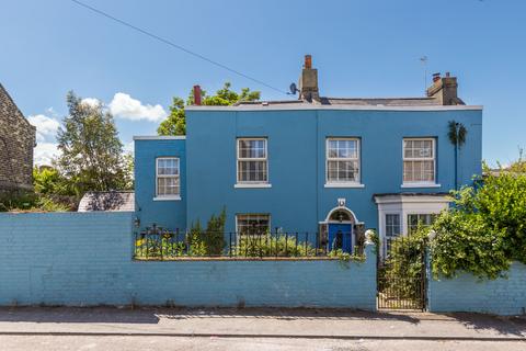 5 bed property, in Booth Place, £775,000