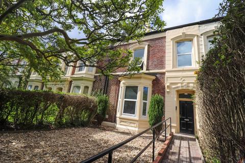 6 bed property, in Esplanade West, £395,000