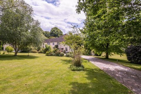 6 bed property, in Wildernesse Avenue, £2,795,000
