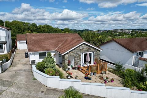 3 bed property, in Broadstone Park Road, £595,000