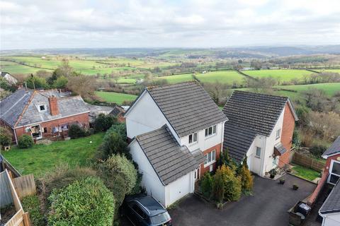 2 bed property, in Pendruccombe Gardens, £175,000