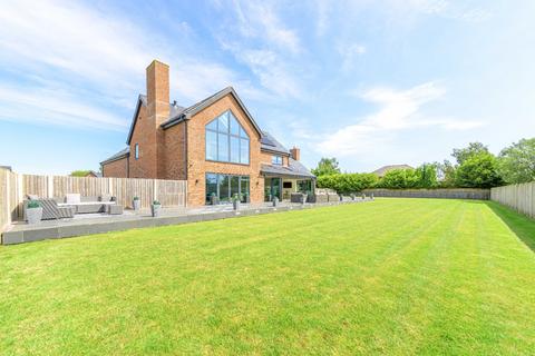 5 bed property, in Five Acres Crescent, £950,000
