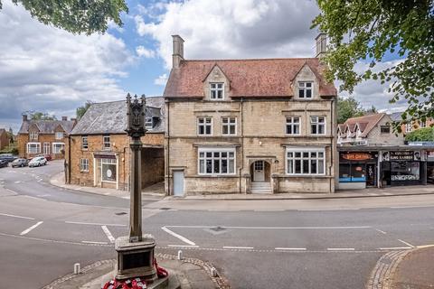 6 bed property, in High Street, £600,000