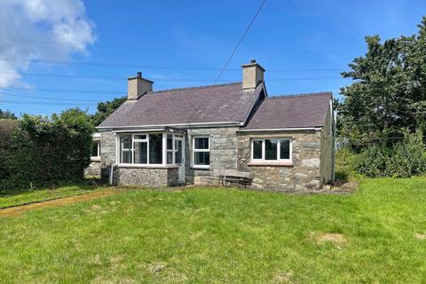3 bed property, in Penisarwaun, £225,000
