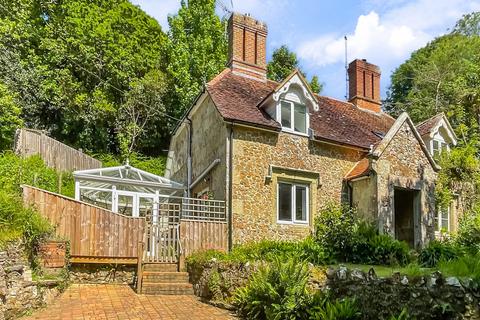 3 bed property, in Apse Manor Road, £375,000