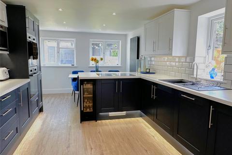 5 bed property, in Kingston Avenue, £350,000