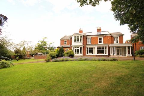5 bed property, in South Cliff Road, £670,000