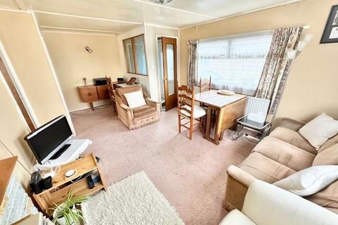 2 bed property, in Wooburn Common Road, £179,950