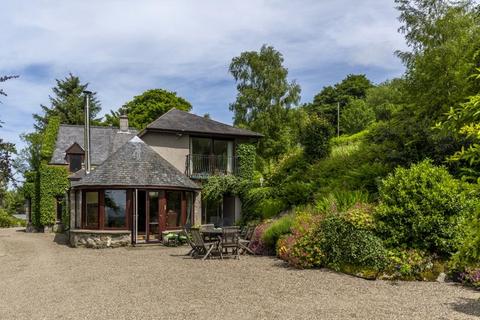 5 bed property, in Woodlands Croft, £525,000