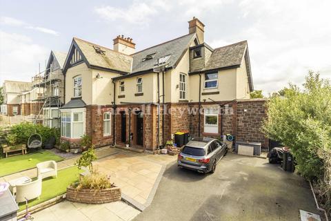 5 bed property, in Moneyclose Lane, £525,000