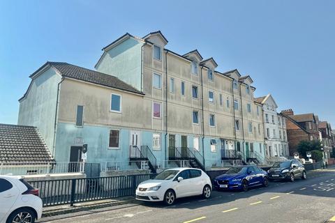 1 bed property, in Radnor Bridge Road, £90,000