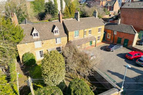 7 bed property, in West Street, £550,000