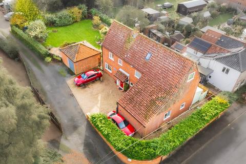 5 bed property, in Fakenham Road, £375,000