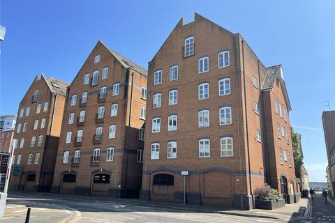 2 bed property, in Castle Street, £220,000