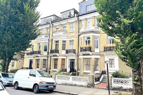 2 bed property, in First Avenue, £299,950
