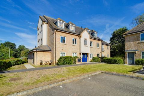 1 bed property, in Leas Close, £185,000